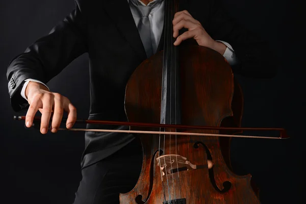 Homme jouant sur violoncelle — Photo