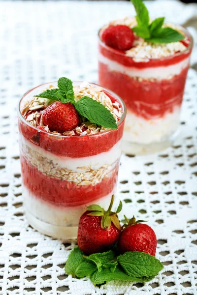 Dessert mit frischen Erdbeeren, Sahne und Müsli — Stockfoto