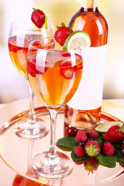 Glasses of wine with strawberries and lime — Stock Photo, Image