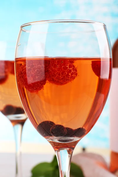 Closeup glasses of wine with berries — Stock Photo, Image