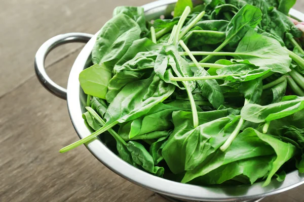 Foglie di spinaci freschi nel colino — Foto Stock