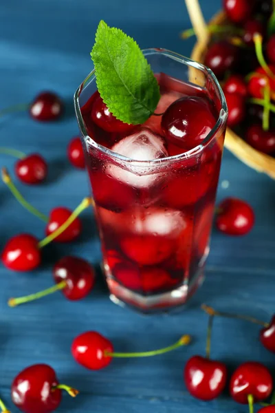 Vaso de jugo fresco con cerezas —  Fotos de Stock