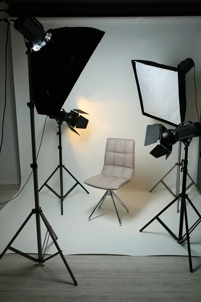 Estúdio fotográfico com equipamento de iluminação — Fotografia de Stock