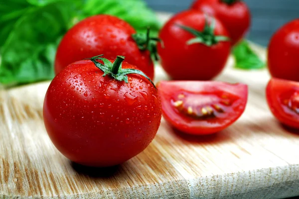 Tomates frescos na mesa de madeira — Fotografia de Stock