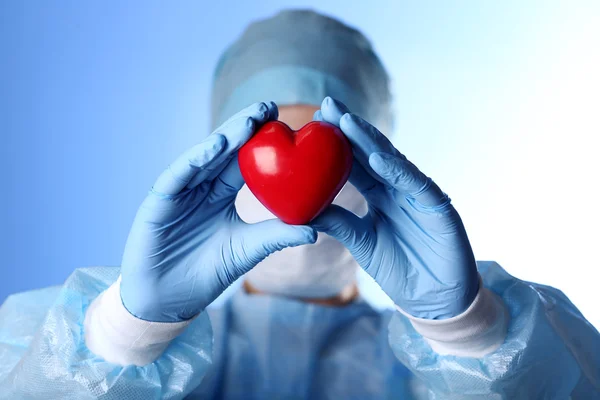 Médico segurando coração decorativo — Fotografia de Stock