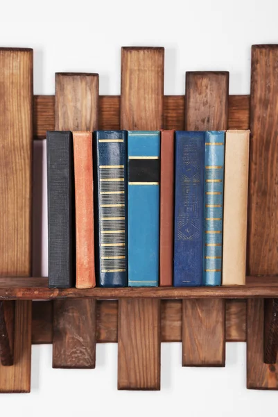 Rak kayu dengan buku di dinding — Stok Foto