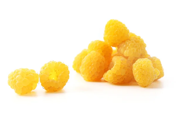 Frambuesas amarillas aisladas en blanco — Foto de Stock