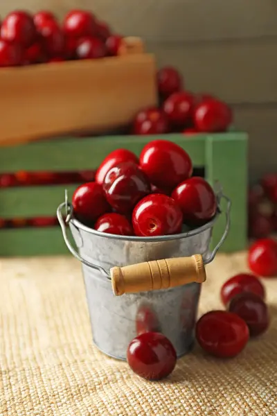 Cerejas doces no balde — Fotografia de Stock