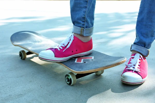 Skateboarder en chancletas de pie sobre patín —  Fotos de Stock