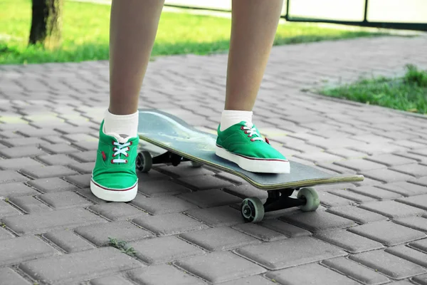 Skateboarder en chancletas de pie sobre patín —  Fotos de Stock