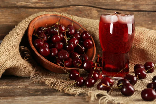 Стакан вишневого сока — стоковое фото