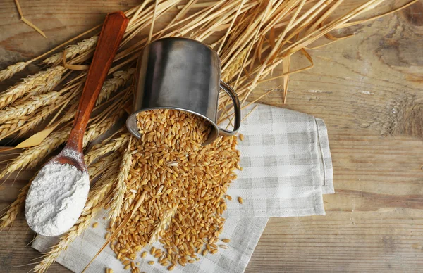 Harina y trigo sobre mesa de madera —  Fotos de Stock
