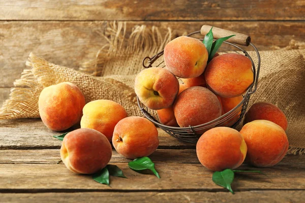 Спелые персики в корзине — стоковое фото