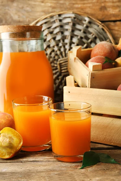 Mogna persikor och juice — Stockfoto