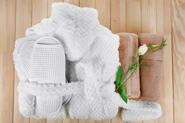 Bademantel, Handtücher und Hausschuhe — Stockfoto