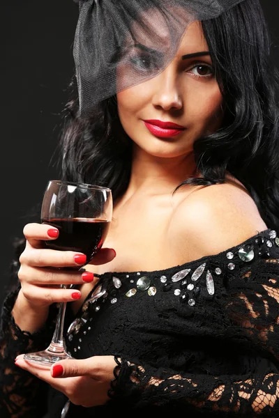 Hübsche elegante Frau mit Weinglas — Stockfoto