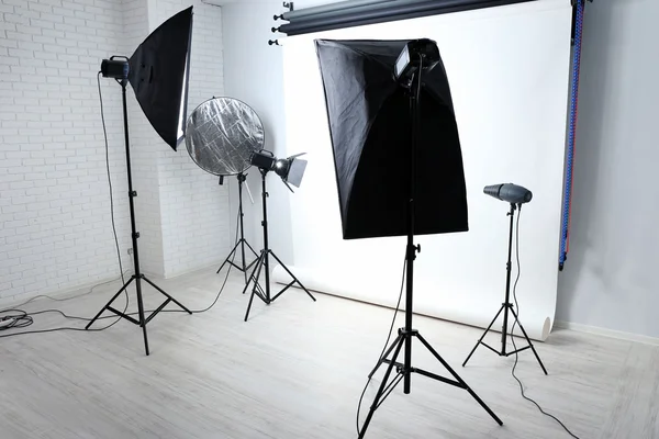 Estudio fotográfico vacío con equipo de iluminación —  Fotos de Stock