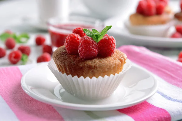 Delicious cupcake with berries and fresh mint on table close up — Stock Photo, Image
