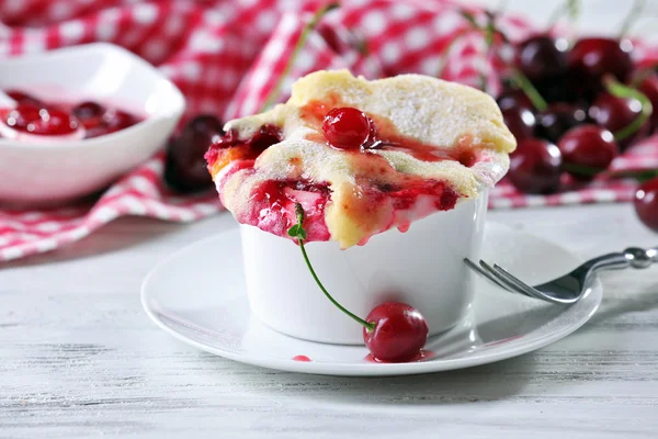 Pudding savoureux avec des cerises sur la table close up — Photo
