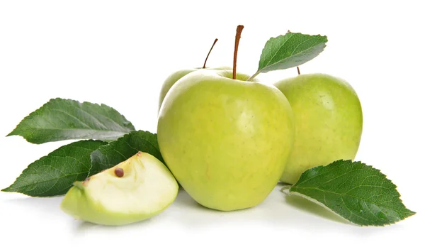 Manzanas verdes maduras aisladas en blanco — Foto de Stock