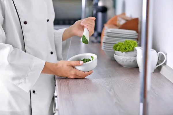 Cozinhe as mãos com argamassa com ervas — Fotografia de Stock