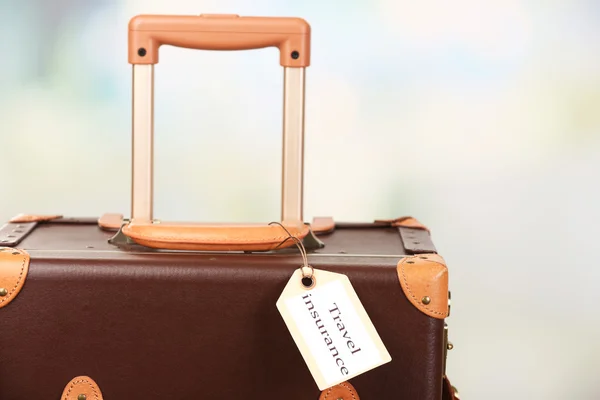Koffer mit Reiseversicherungsetikett — Stockfoto