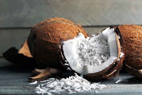 Кокосовая стружка в кокосе — стоковое фото