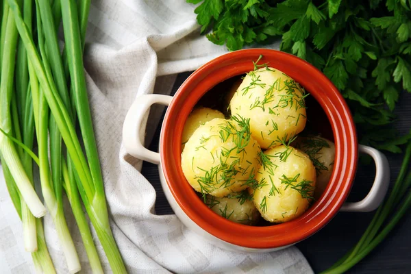 Boiled potatoes with dill in pan on table close up — Stock Photo, Image