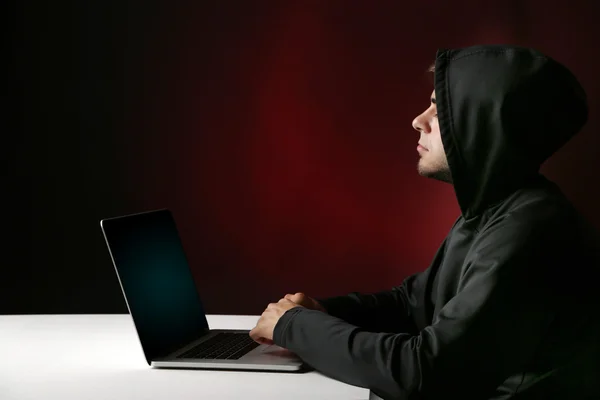 Hacker con computer e laptop — Foto Stock