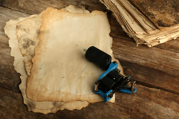 Machine voor tatoeage met oud papier — Stockfoto