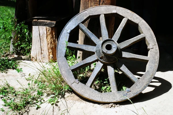 Wooden wagon wheel — Stock Photo, Image