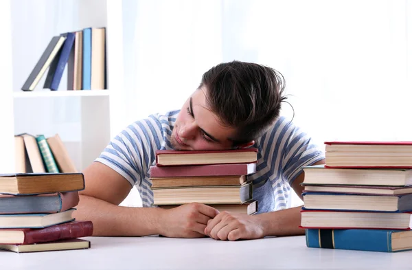 Mladý muž spal s knihami — Stock fotografie