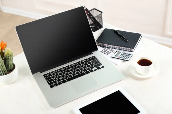 Modern arbetsplats med bärbar dator — Stockfoto