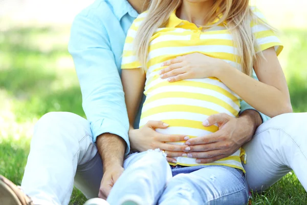 Donna incinta con marito nel parco — Foto Stock