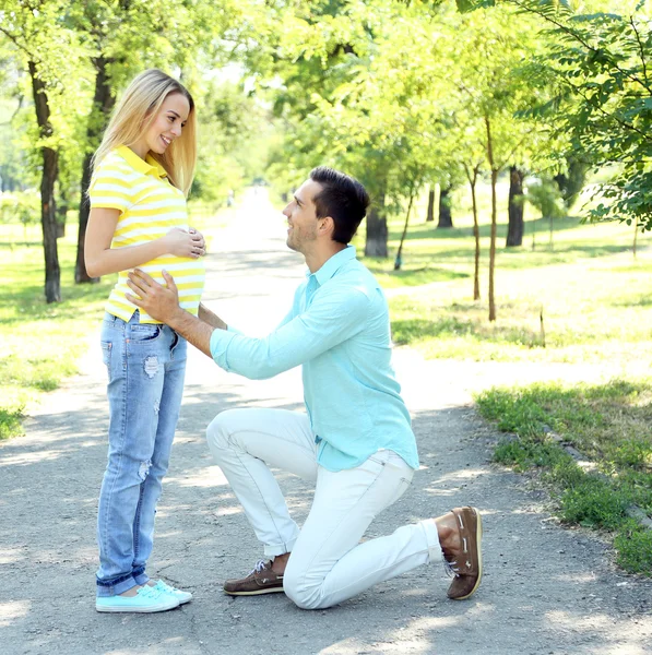 Hamile kadın koca Park — Stok fotoğraf
