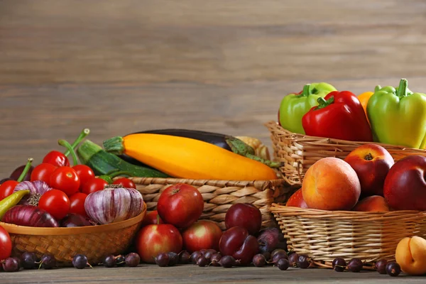 Högen av färsk frukt och grönsaker — Stockfoto