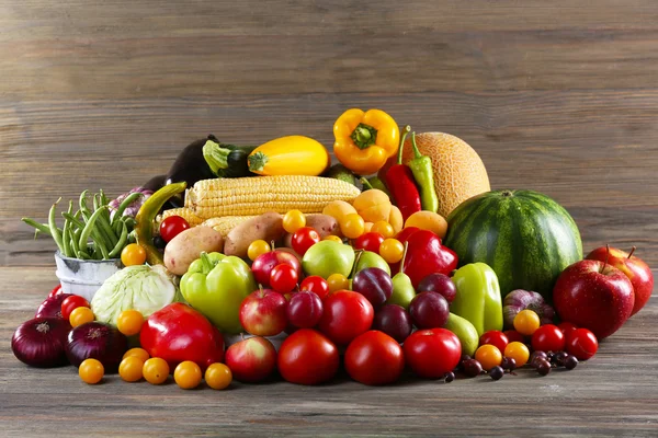 Tas de fruits et légumes frais — Photo