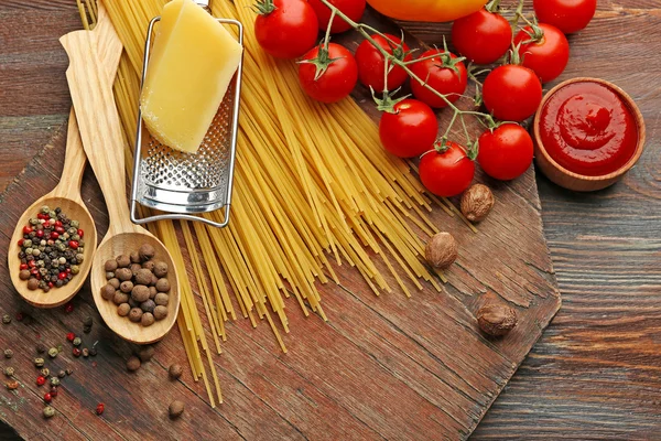 Pasta with tomatoes, cheese — Stock Photo, Image