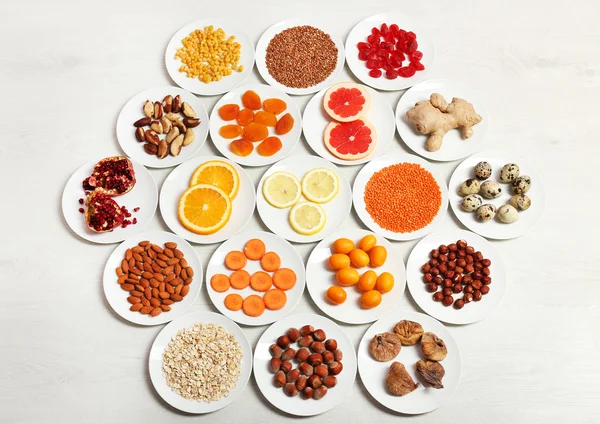 Ahşap arka plan üzerinde turuncu ürün kümesi