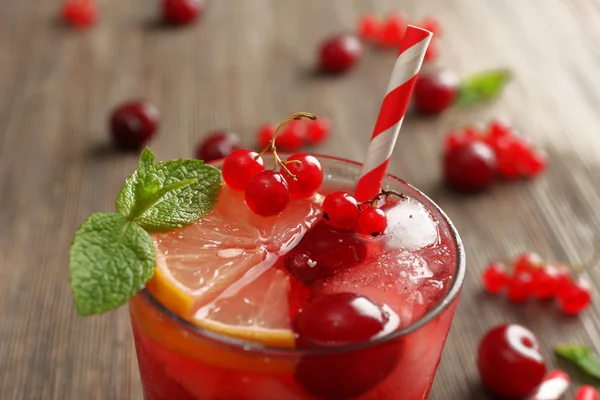 Glass of berry juice on wooden table, closeup — Stock Photo, Image