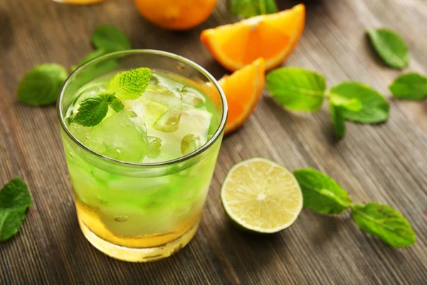 Limon suyu ile portakal — Stok fotoğraf