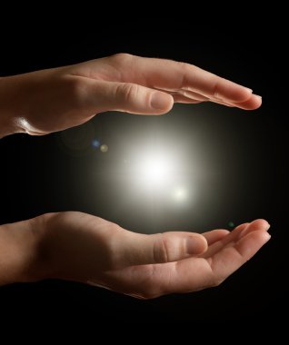 Genç kadınların ellerindeki ışık