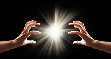 Siyah arka plan üzerine ışık ile insan eli