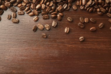 Ahşap arka planda kahve çekirdekleri