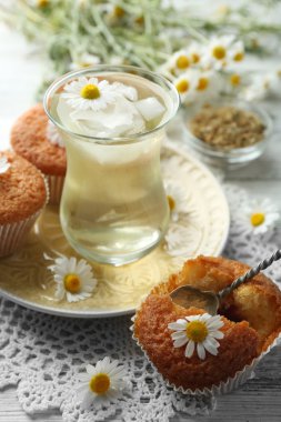 Bardak soğuk papatya çayı