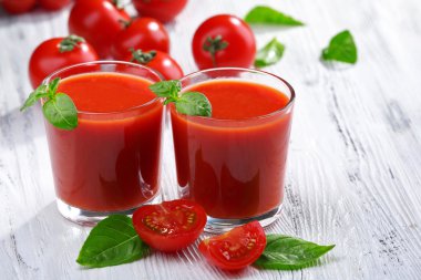 ahşap masa üstünde domates suyu