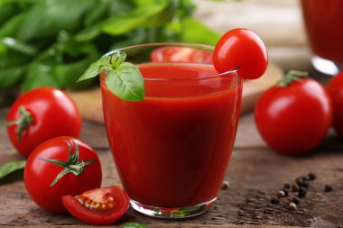 ahşap masa üstünde domates suyu