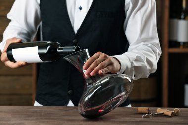 Kasada çalışan barmen