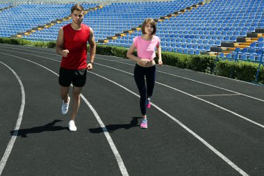 Gençler stadyum üzerinde koşu