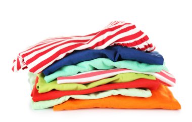 Yığın üzerinde beyaz izole renkli giyim